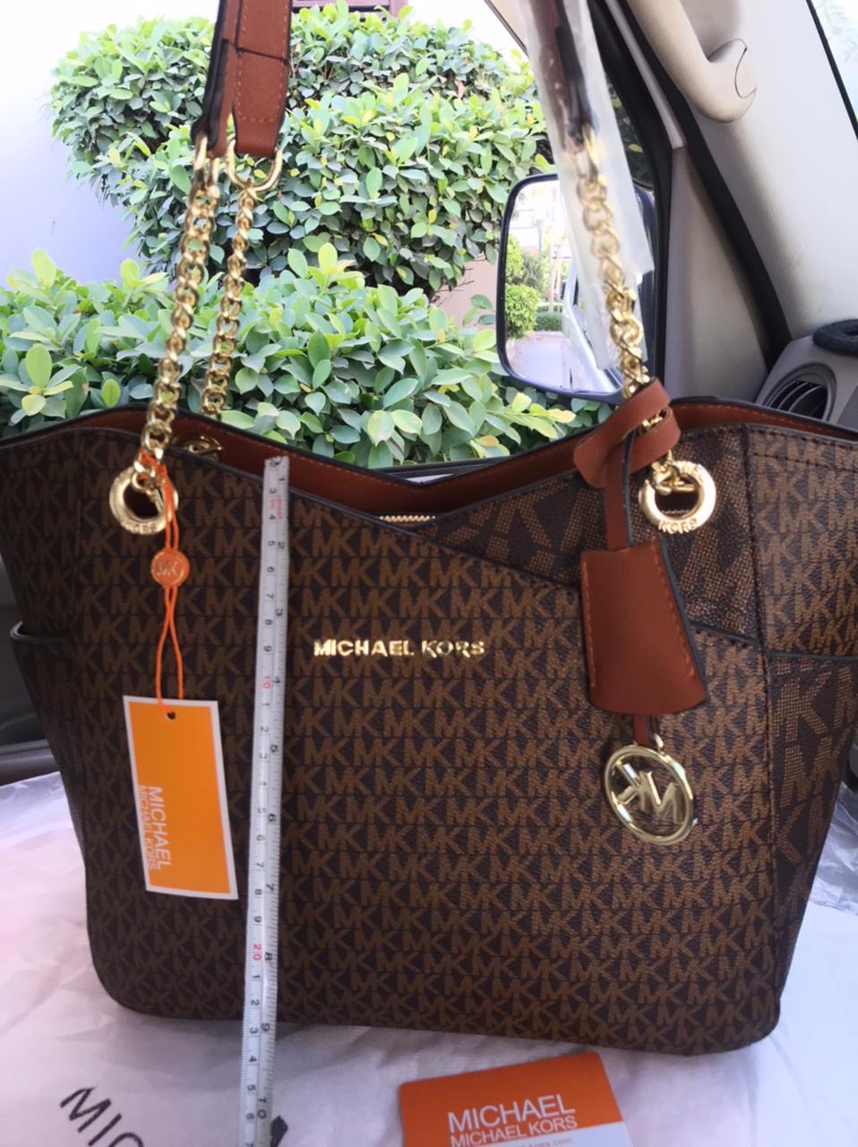 Jet Set Large Logo Shoulder Bag - Official Model