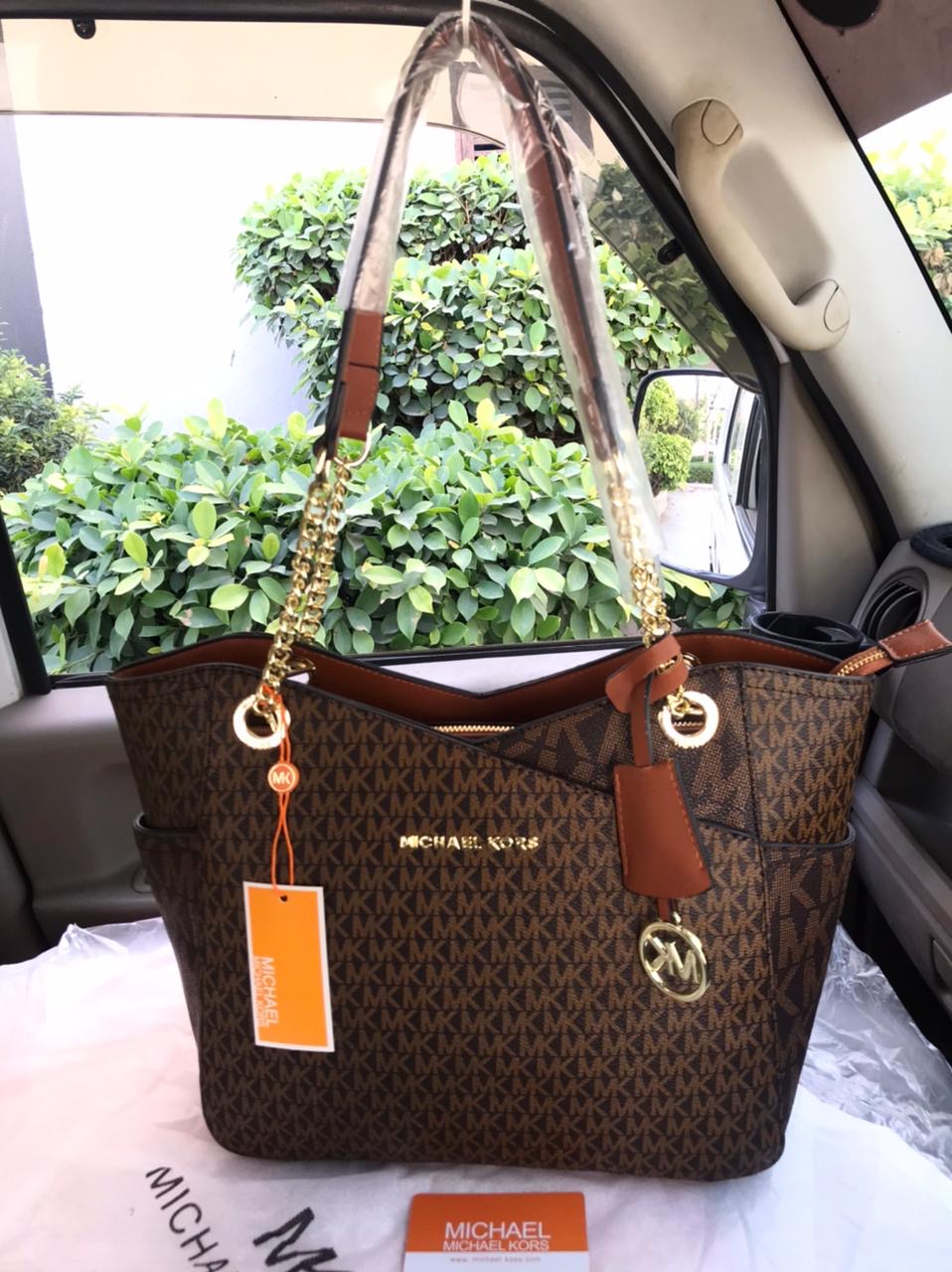 Jet Set Large Logo Shoulder Bag - Official Model